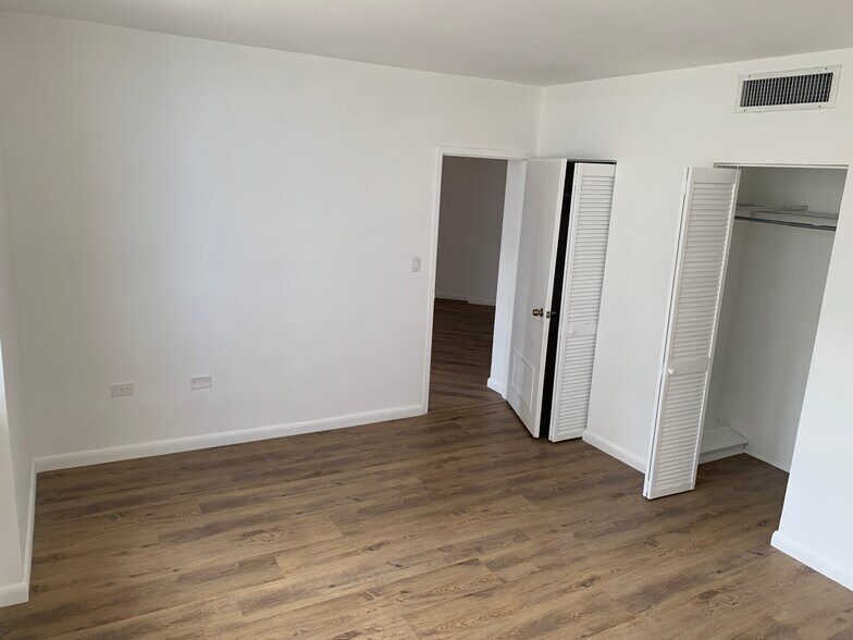 Building Photo - 999 Brickell Bay Dr