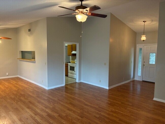 Building Photo - 114 N Woodvalley Dr