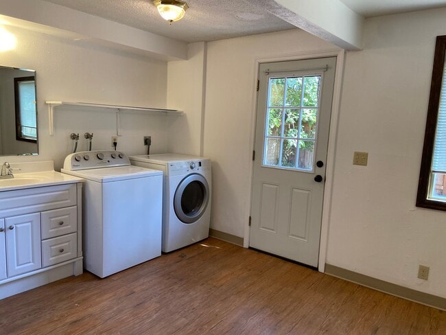 Building Photo - Four Bedroom Home Near Campus