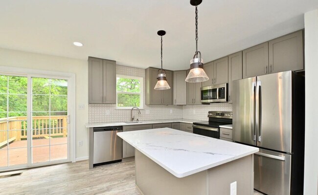 Building Photo - 16501 Accolawn Rd