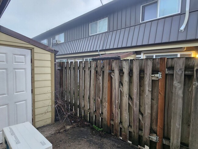 Building Photo - HALF  OFF  1ST  FULL  MONTH'S  RENT   Pet-friendly Townhouse Near Parks and Downtown Newberg