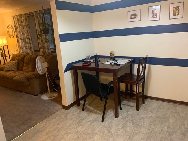 Building Photo - 2 Br / 1 Ba TH w/ 1-Car Garage in Brooklyn Center!