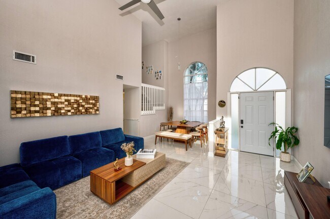 Building Photo - 621 Lakeshore Terrace