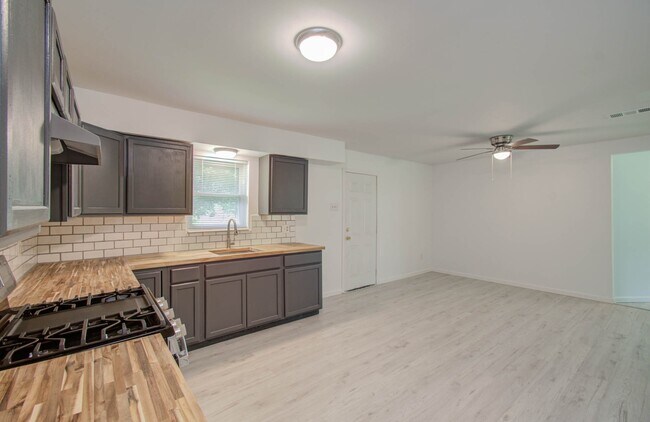 Building Photo - 309 Donatto Dr