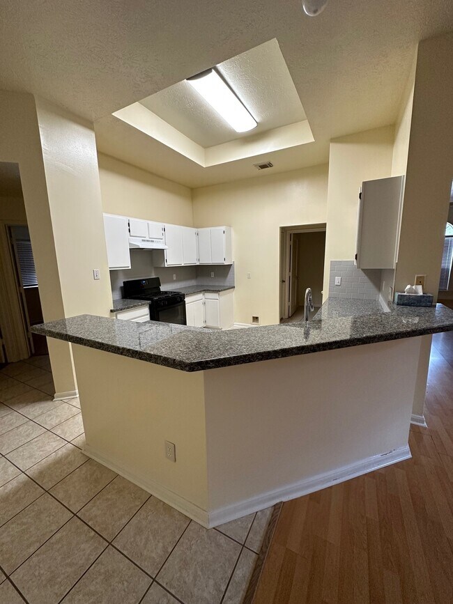 Building Photo - 6815 Stratford Park Dr