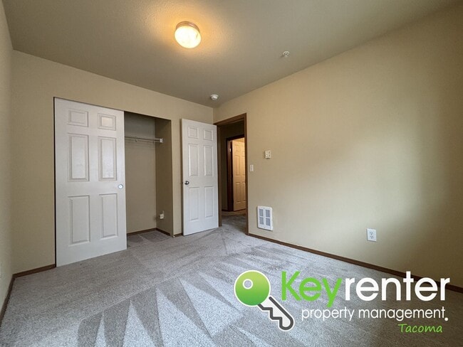 Building Photo - Modern Comfort Meets Great Location in Thi...