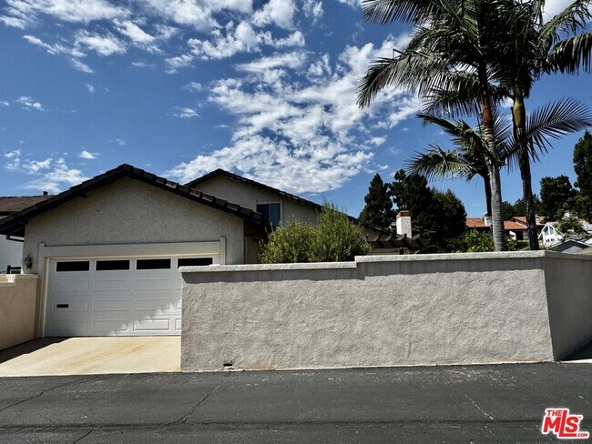 Building Photo - 1443 Avenida de Cortez