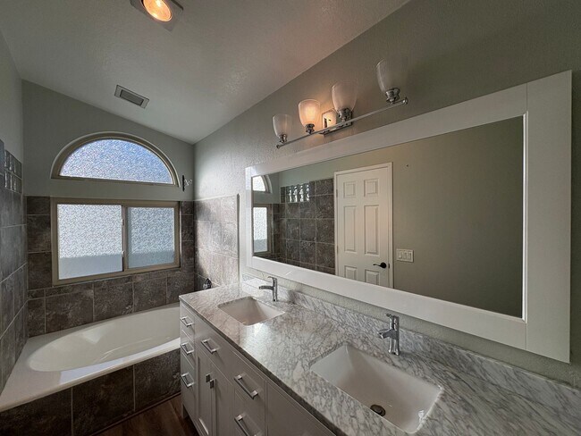 Building Photo - Beautiful 4B/3BA Home in Encinitas!