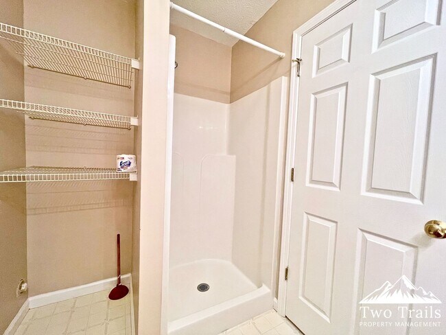Building Photo - 707 Farmington Cir