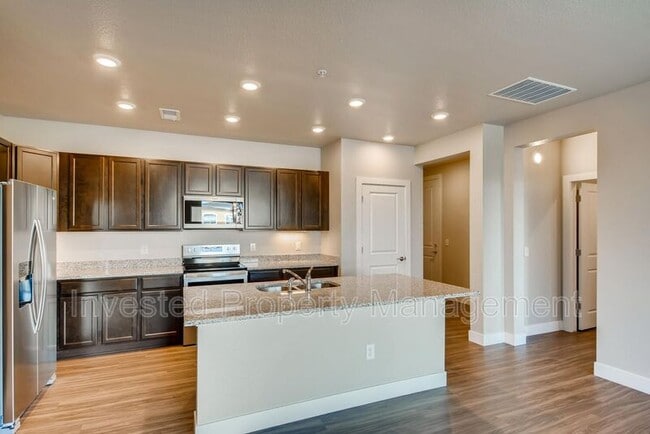 Building Photo - 981 S Sable Blvd