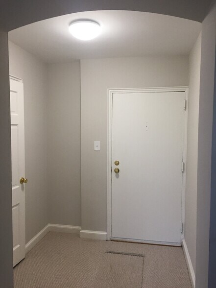 Building Photo - 24 S Old Glebe Road