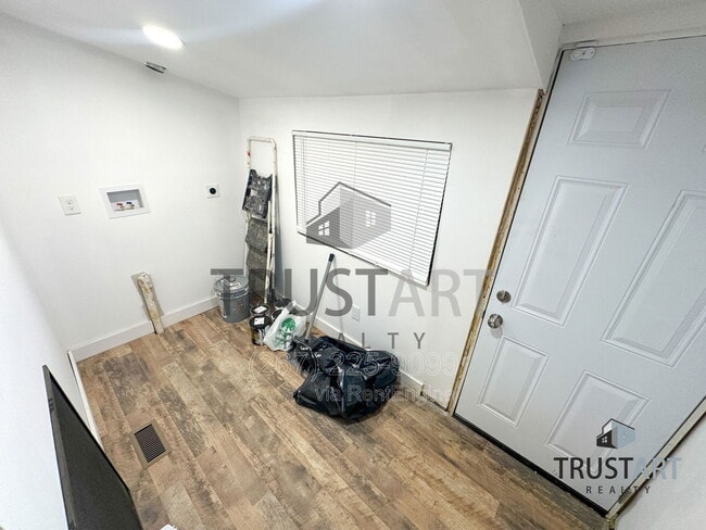 Building Photo - 5013 Parrish St