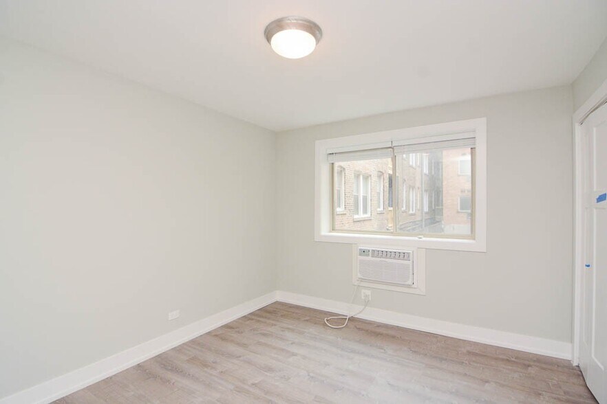 Building Photo - 447 W Surf St