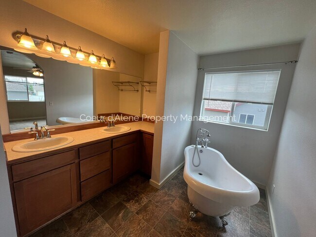 Building Photo - 3 bed house w/ family room in The Landings!