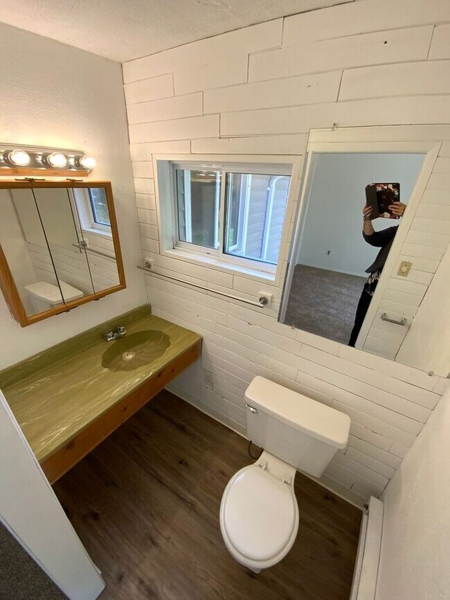 Building Photo - Tacoma home 3bdr 1.5 bath 1 car garage att...