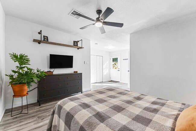 Building Photo - Timeless Charm Meets Modern Comfort in Brookview