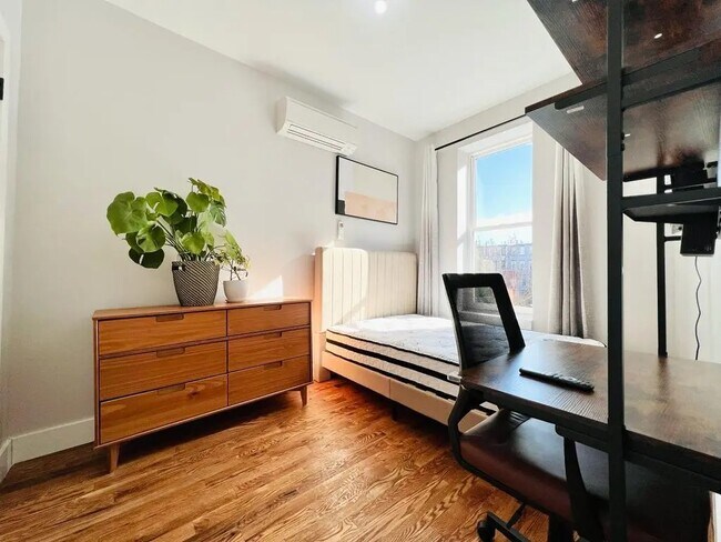Building Photo - Furnished room/NOT APARTMENT