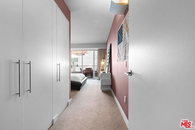 Building Photo - 6250 Hollywood Blvd