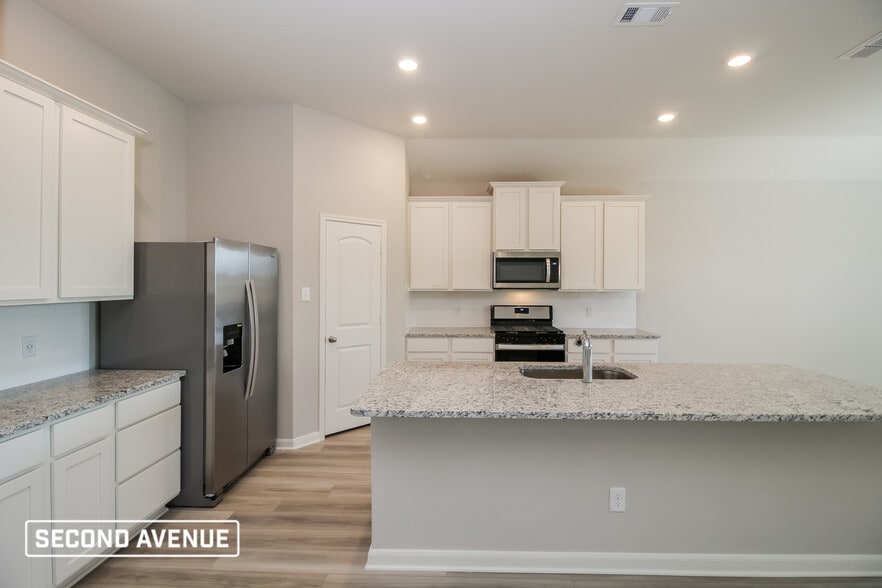 Building Photo - 2112 Jeanine Dr