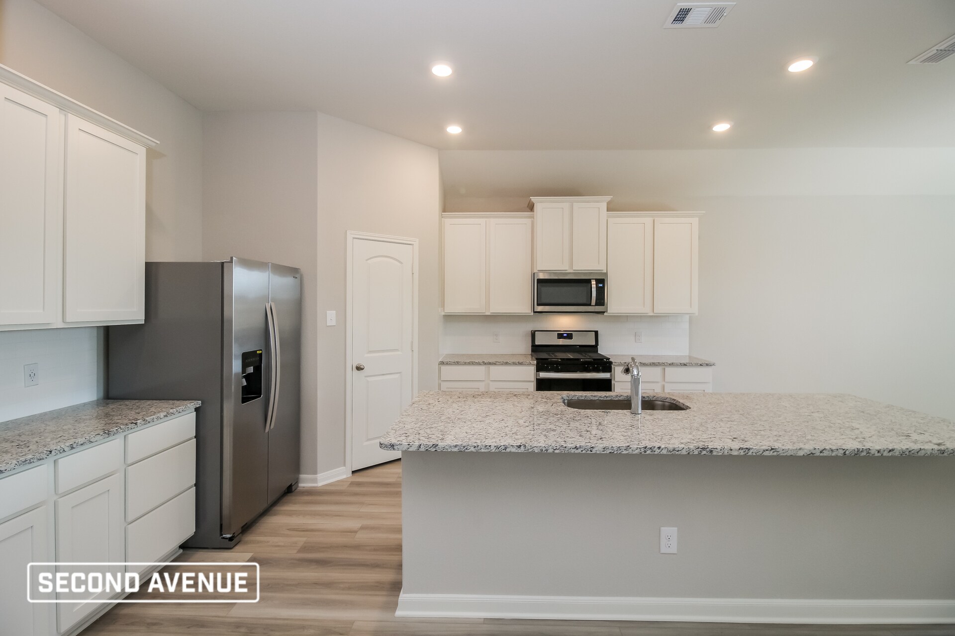 Building Photo - 2105 Meadow Dr