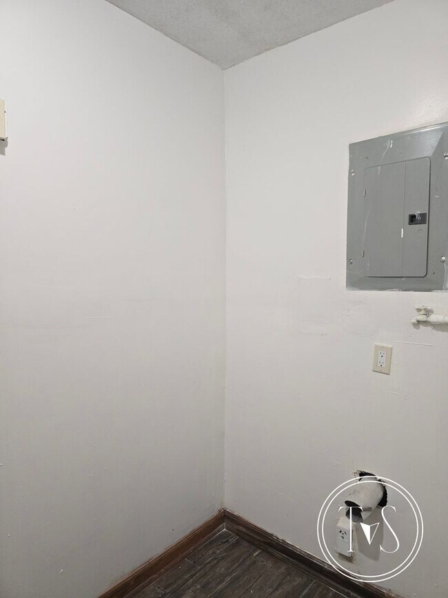Building Photo - Charming 3-bedrooms/1-bath home in LaRoche Park