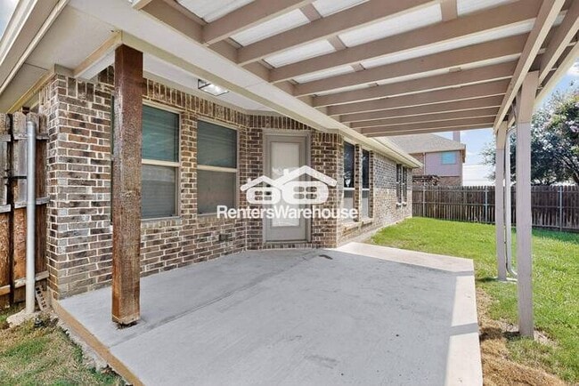 Building Photo - Great Location and Fully Refreshed Move In...