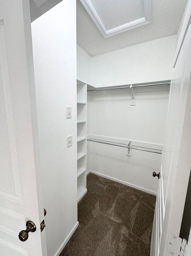 Building Photo - Bright & Beautiful 2 Bed, 2 Bath Townhouse...