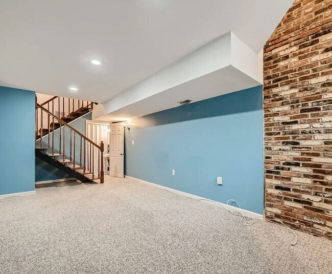 Building Photo - 827 S Charles St