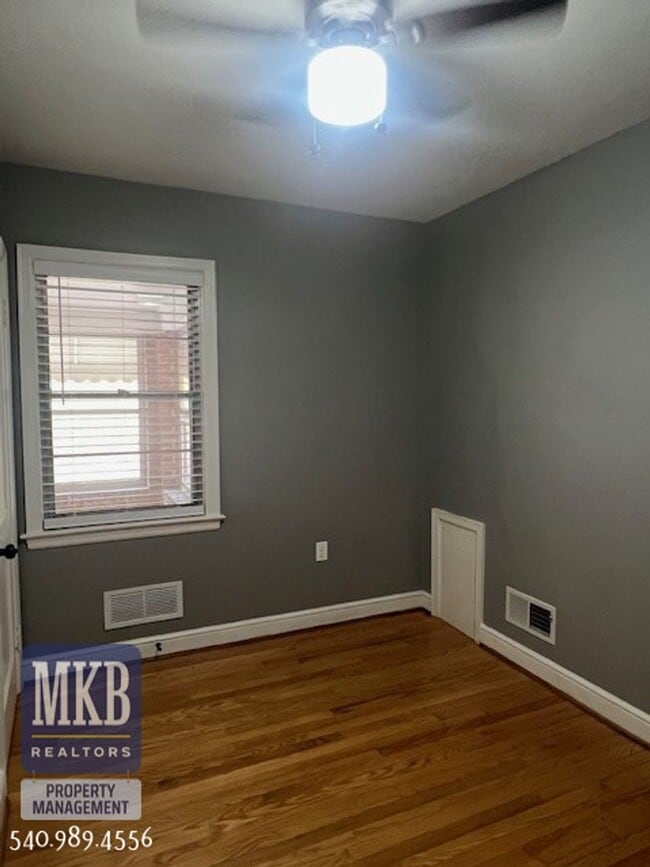 Building Photo - 2-Possibly 3 Bedroom completly remodeled h...