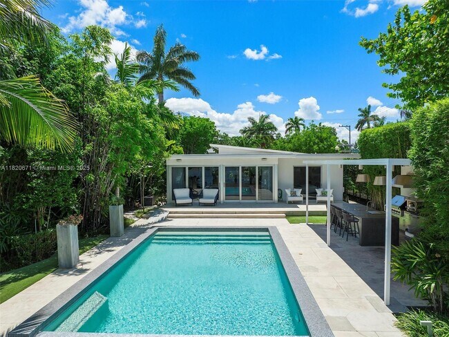 Building Photo - 425 E Dilido Dr