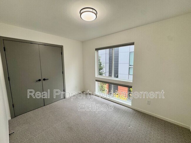 Building Photo - 541 S Cloverdale St