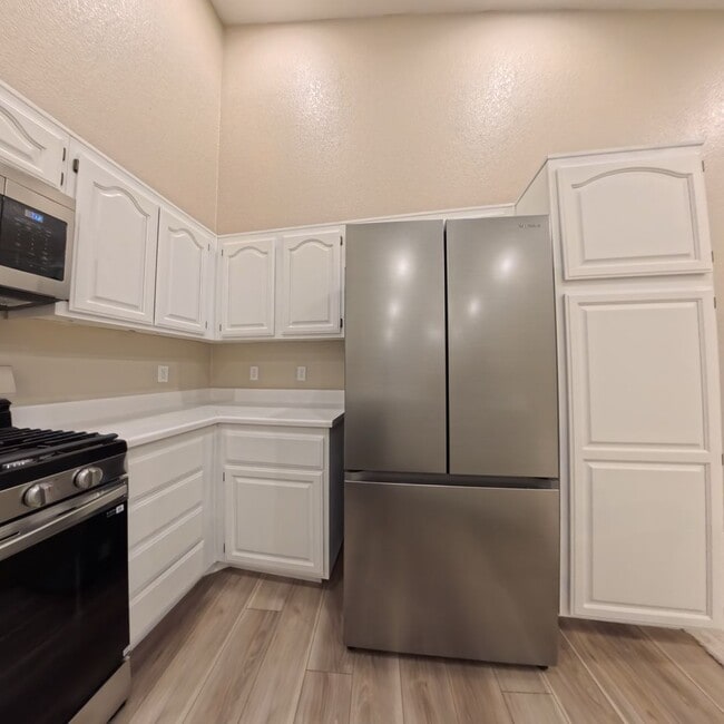 Building Photo - Beautifully Renovated 2nd-Floor Condo in Prime Location