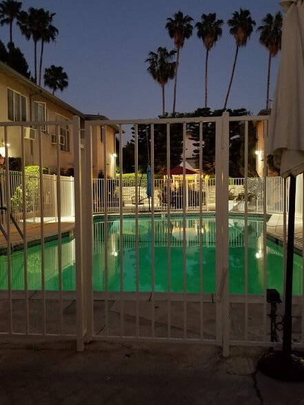 Relaxing pool - 4445 Murietta Ave