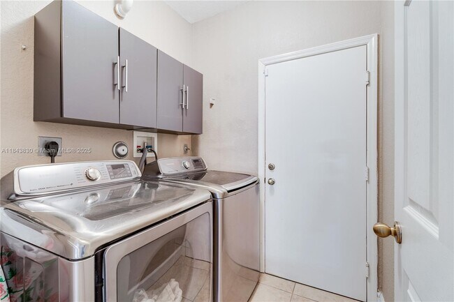 Building Photo - 2126 NE 38th Rd