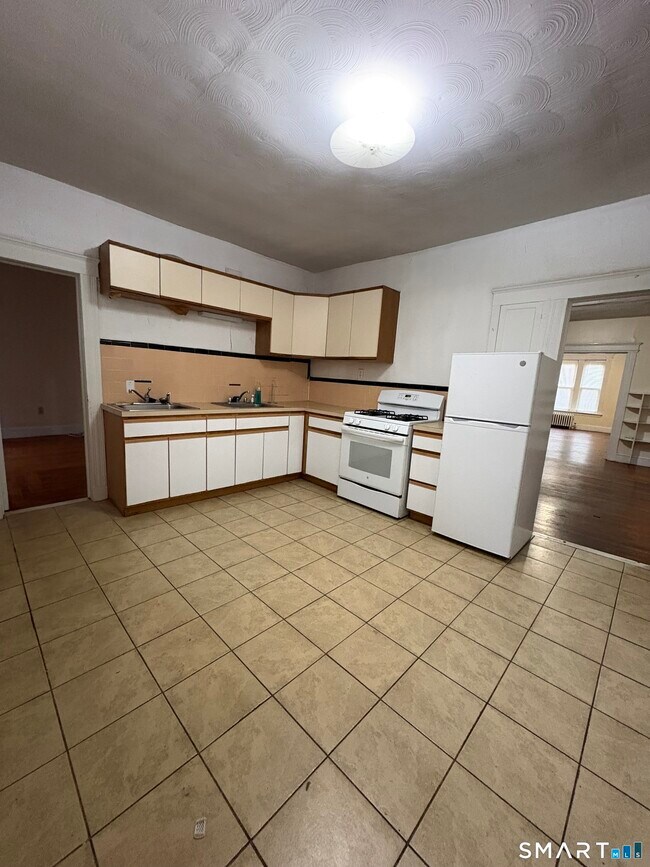 Building Photo - 787 Elm St