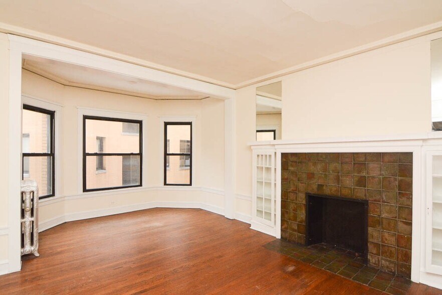 Building Photo - 2426 N Sawyer Ave