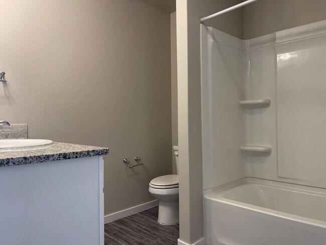 Building Photo - 3 bed 2 bath Available 9/10!