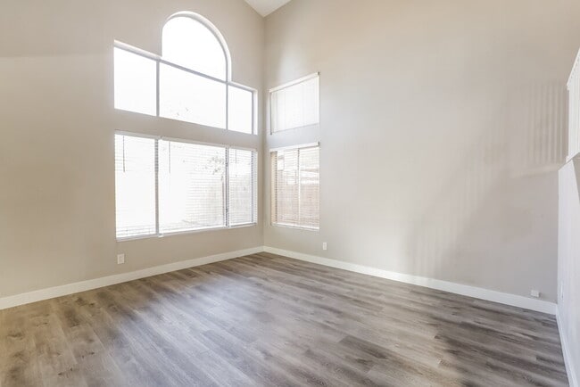 Building Photo - 2435 Sunset Peak St