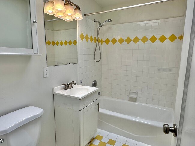 Building Photo - Beautiful 3 Bedroom home in desirable Ball...