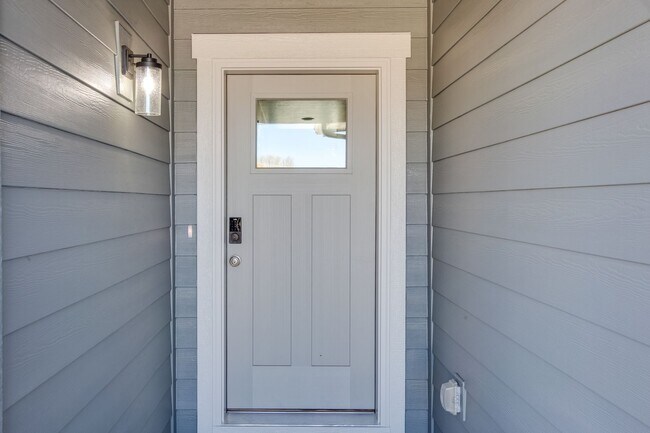 Building Photo - Open Concept Living!