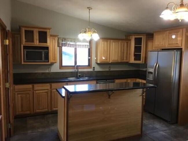 Building Photo - Spacious 5bd 2.5ba on the South Hill!