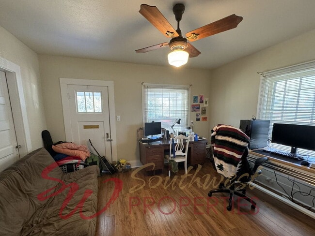 Building Photo - Delightful 2 bedroom, 2 bath with space and charm!!