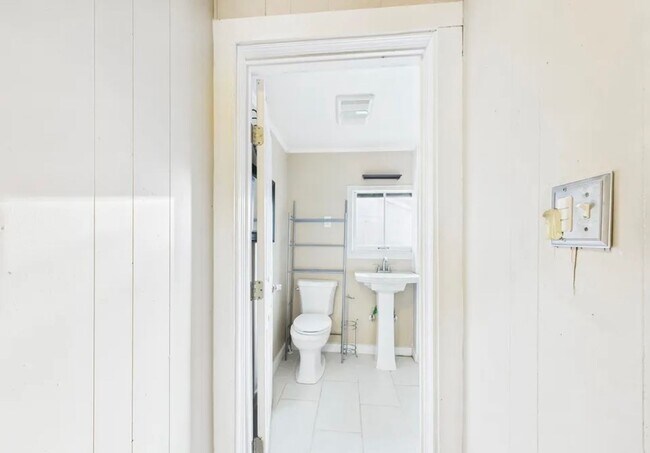 Building Photo - 1/2 OFF 1ST MONTH RENT - 2 Bedroom 1 Bathroom House for Rent