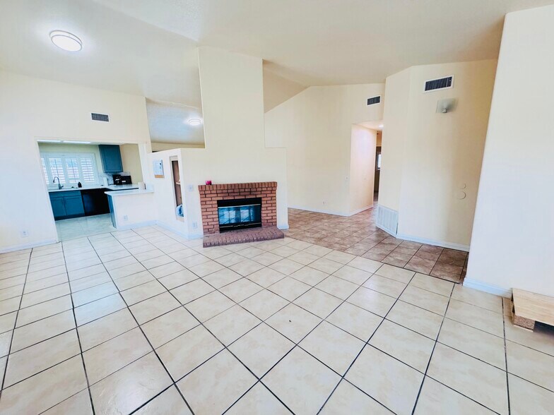 Building Photo - 2498 Ross Ave