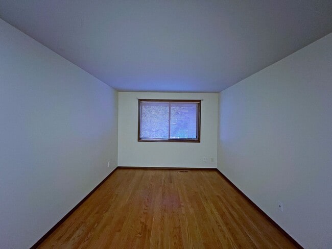 Building Photo - Gated Sound view home Des Moines area, 4 bed plus den 2.5 bath 3900 s/f, Available NOW!!!