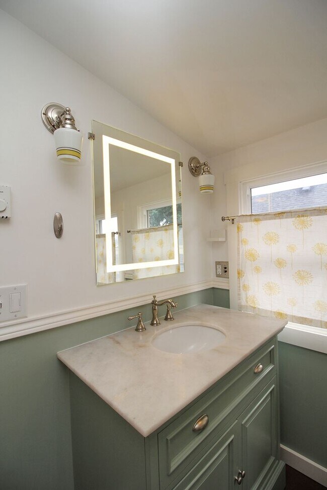 Building Photo - Delightful Remodeled Alberta Arts 3 Bed/2 Bath Bungalow