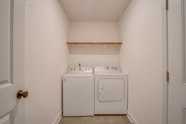 Building Photo - Modern 3/2 Home with Garage, Fenced Yard, ...