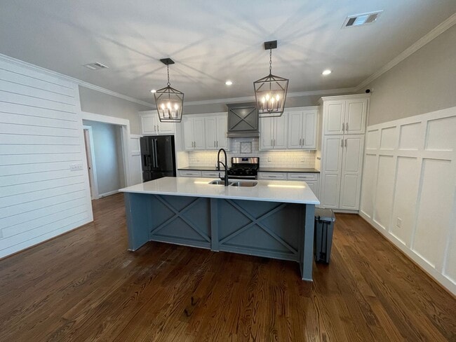 Building Photo - Amazing 5 Bedroom Craftsman-Style Home in Martinez!