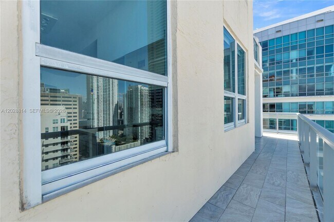 Building Photo - 1155 Brickell Bay Dr