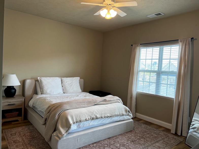 Building Photo - 1331 Suncrest Vlg